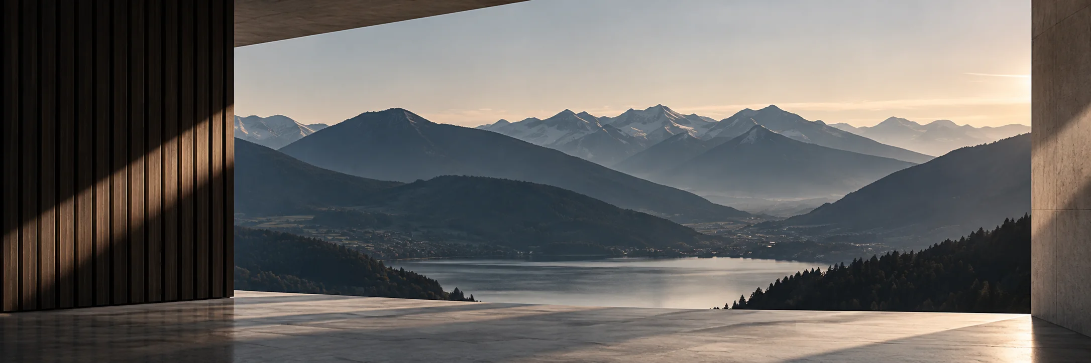 Betonarchitektur mit Blick auf Bergsee und Alpen